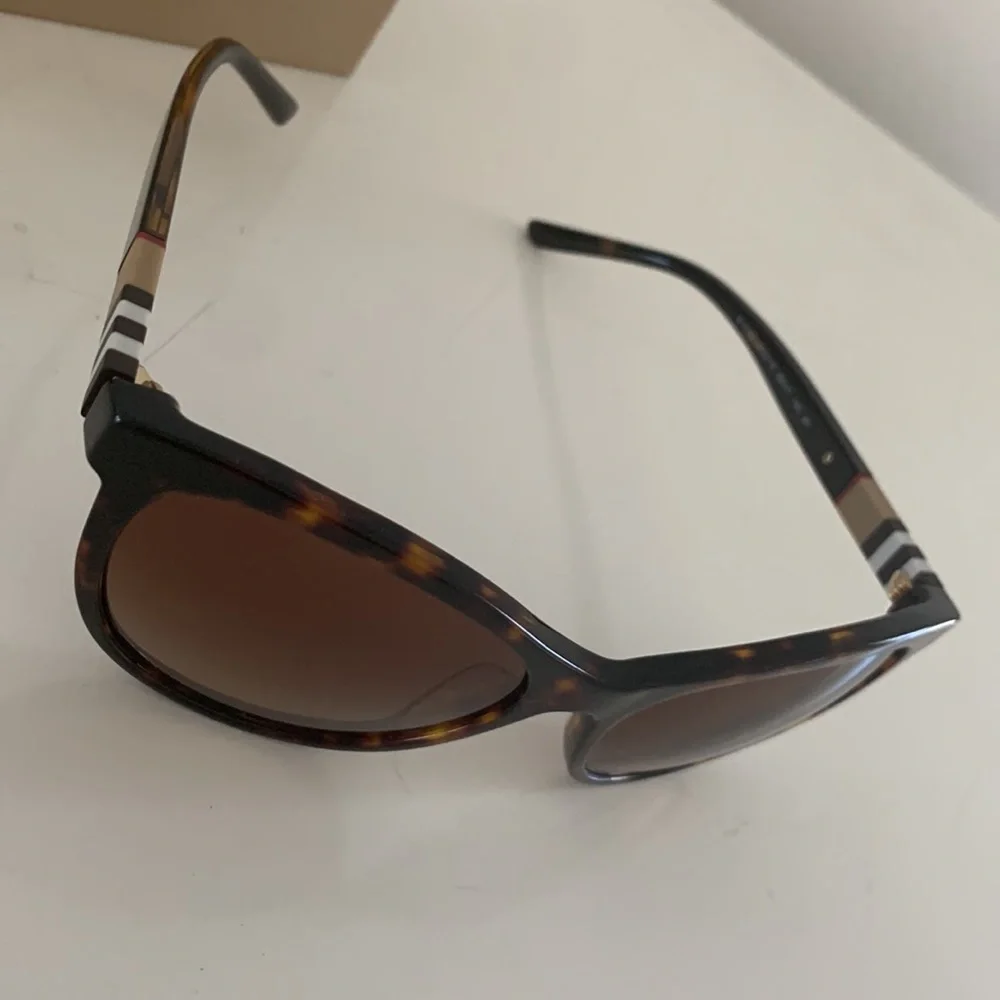 Burberry sunglasses - Picture 5 of 8